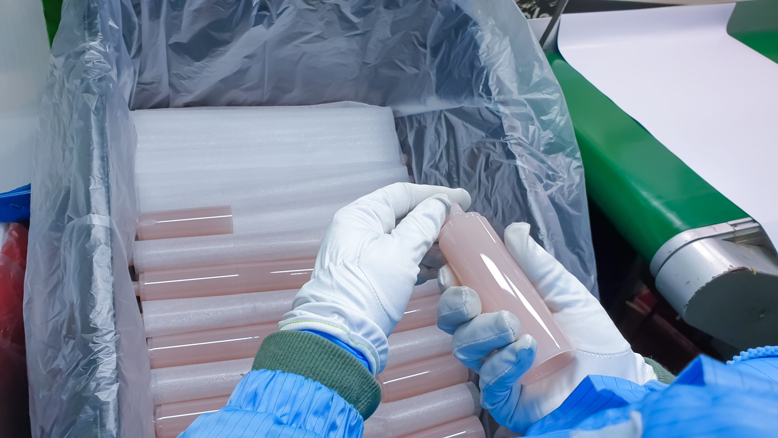 Packing cosmetic plastic parts, at the manufacturing department