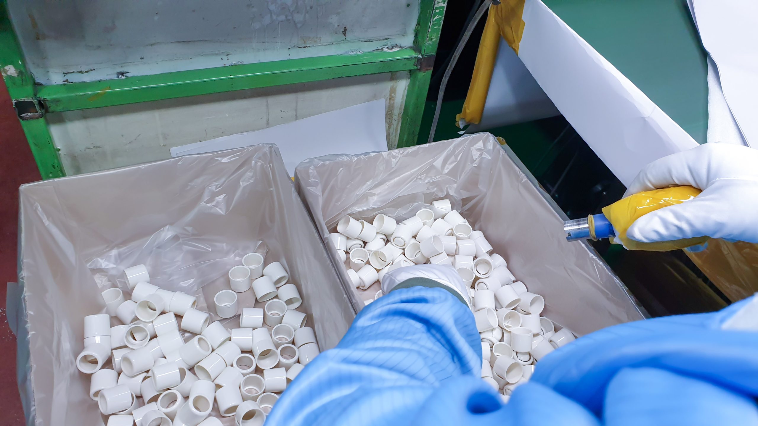 Packing cosmetic plastic parts, at the manufacturing department